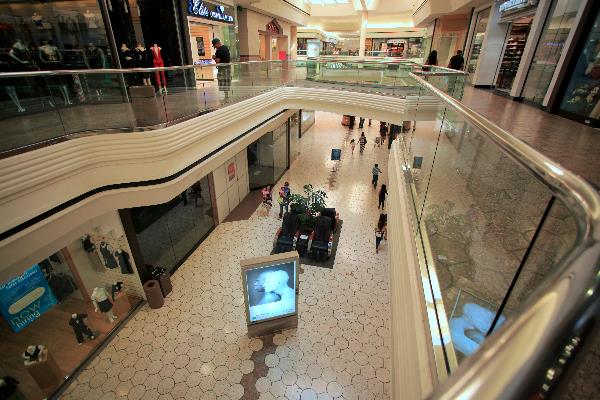 Fewer people visit the Hilltop Mall. (Photo by Fan Fei)